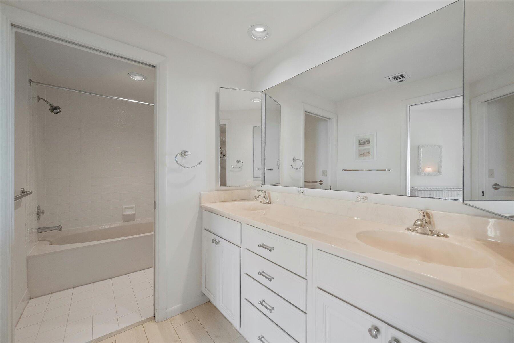 221 NE Plantation Road 406