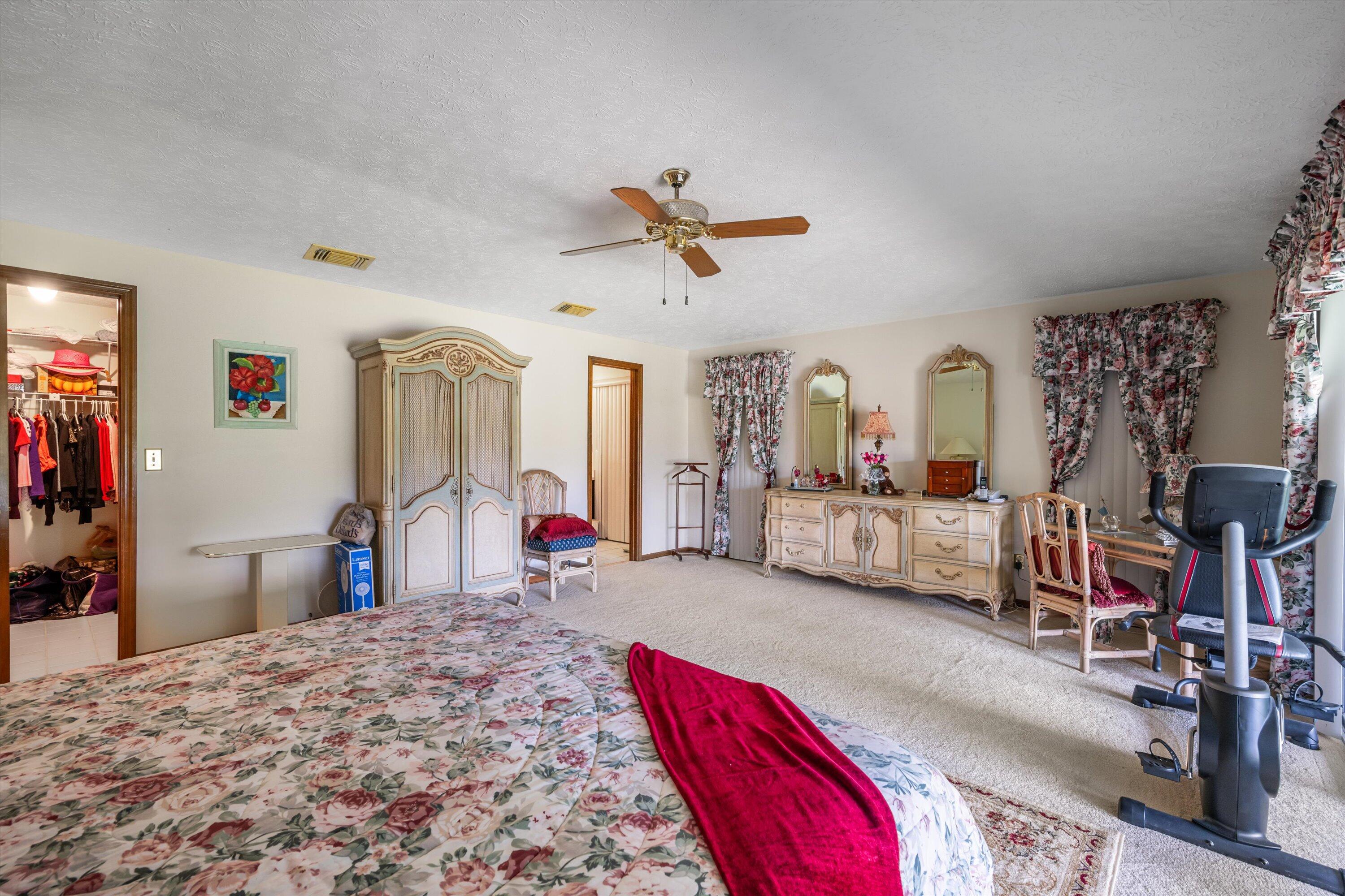 2190 NE Pinecrest Lakes Boulevard