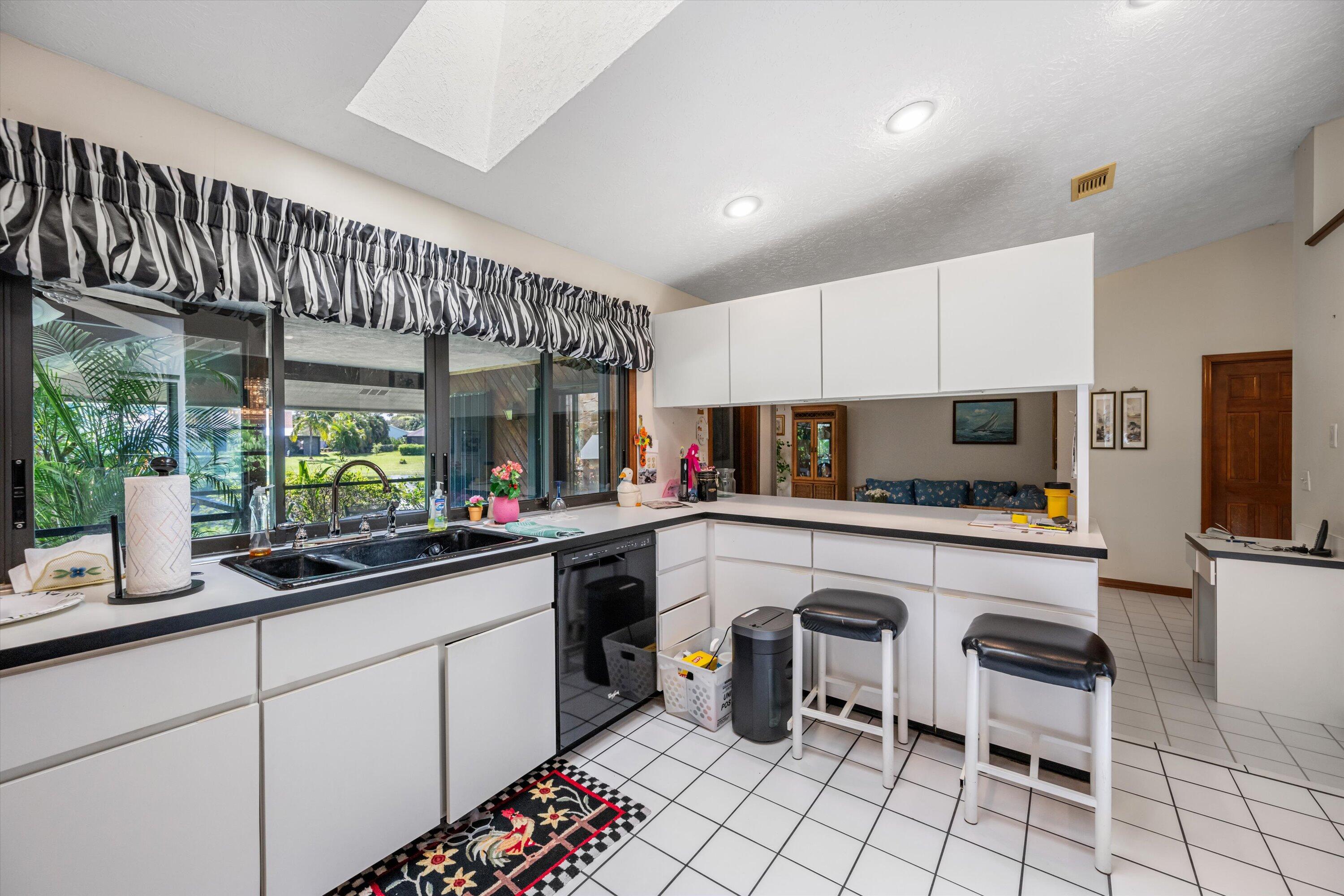 2190 NE Pinecrest Lakes Boulevard