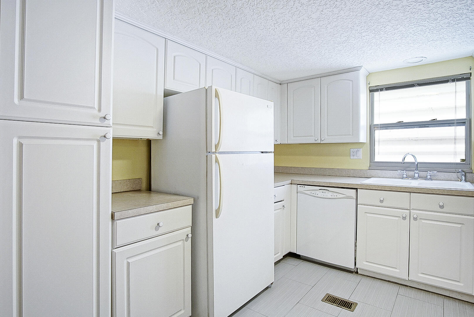 609 Garden View
