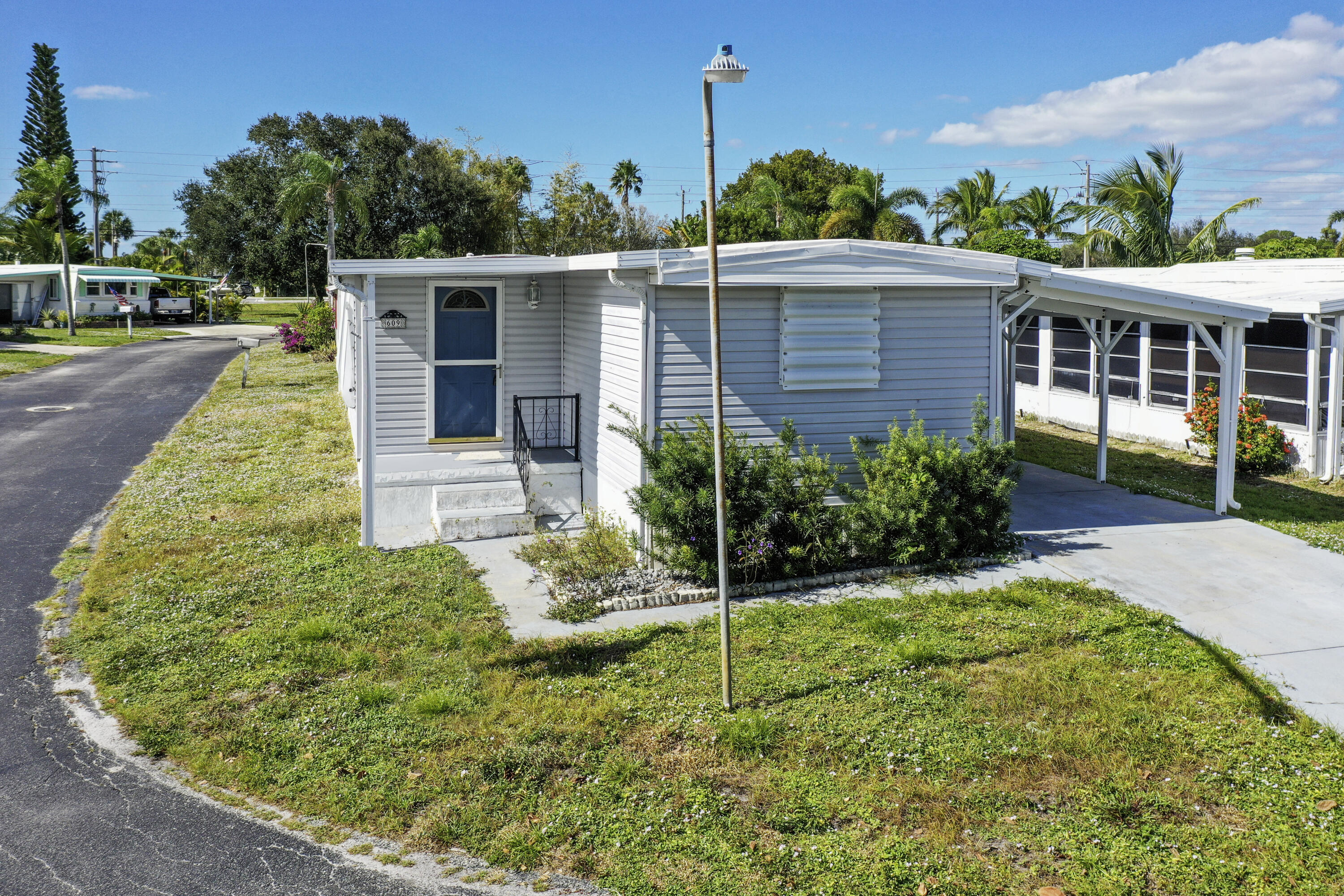 609 Garden View