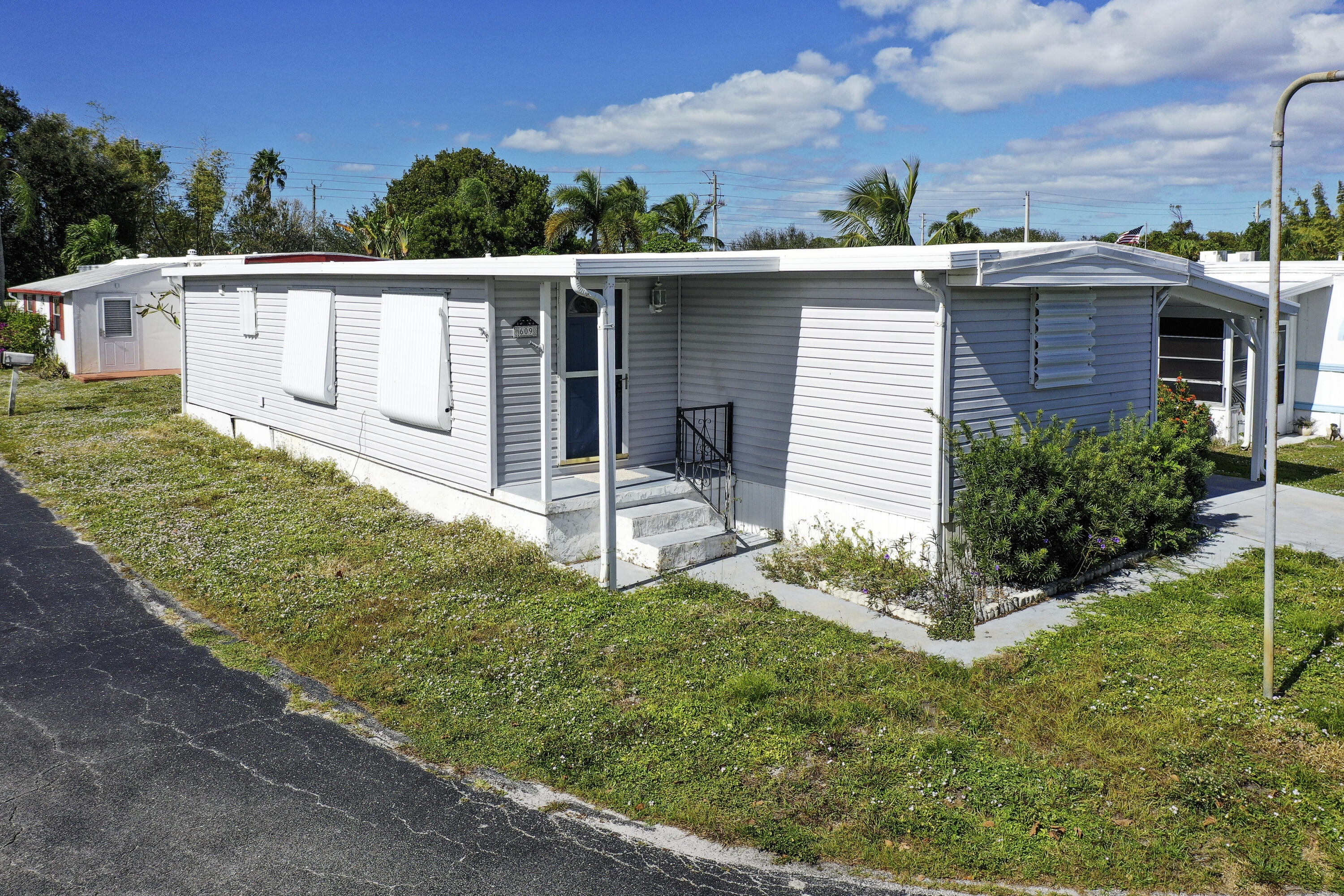 609 Garden View