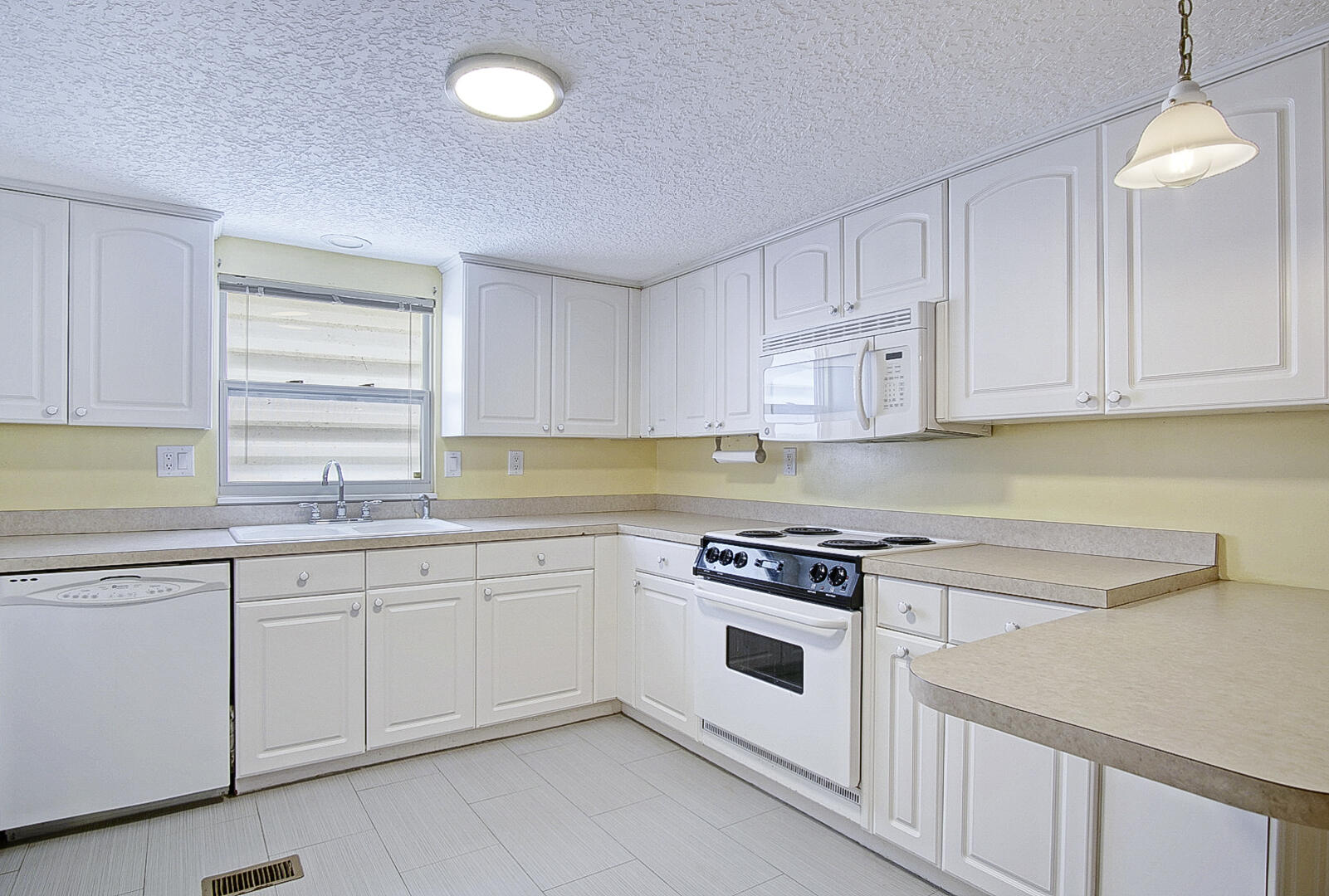 609 Garden View