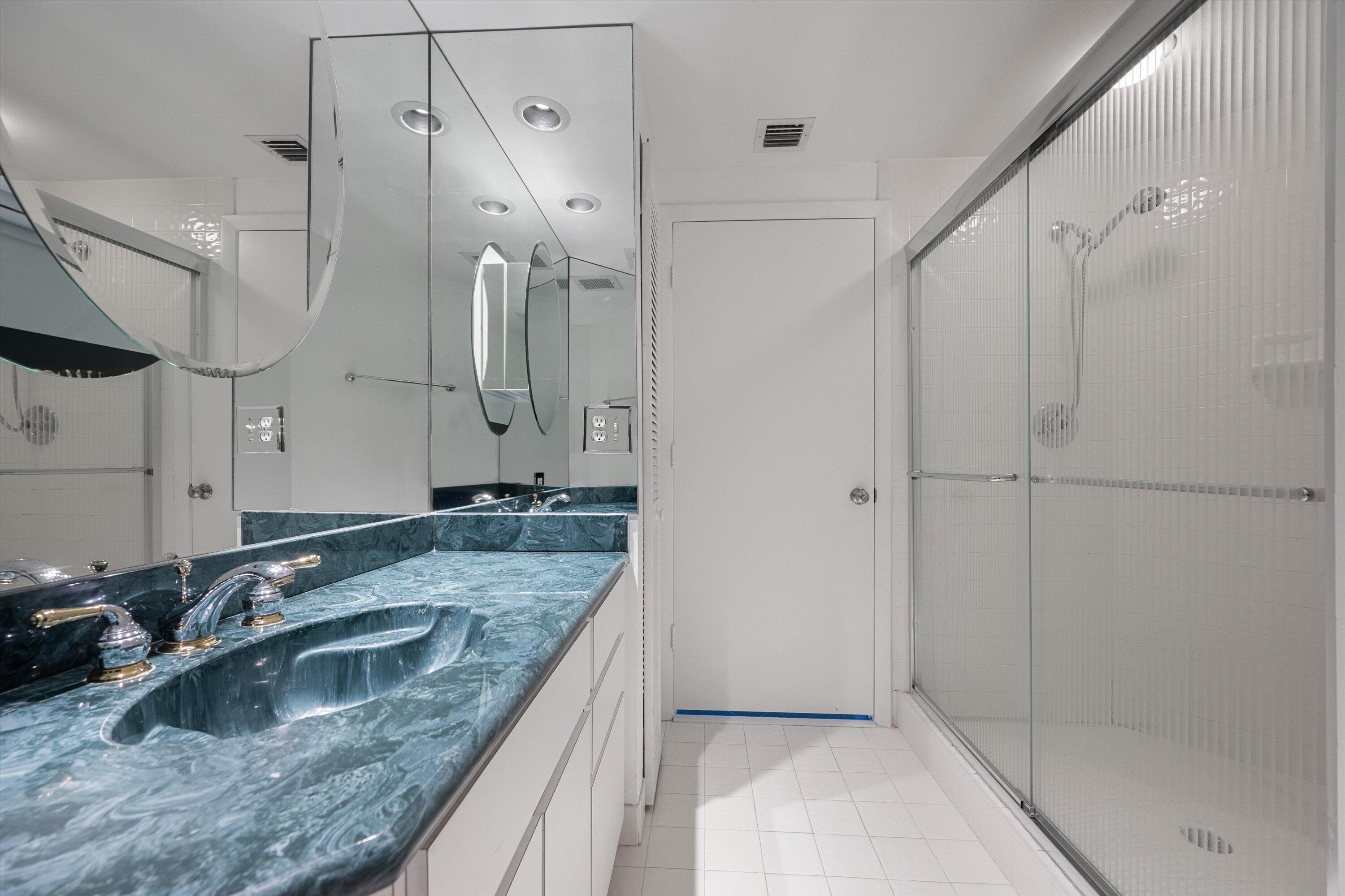 221 NE Plantation Road 303