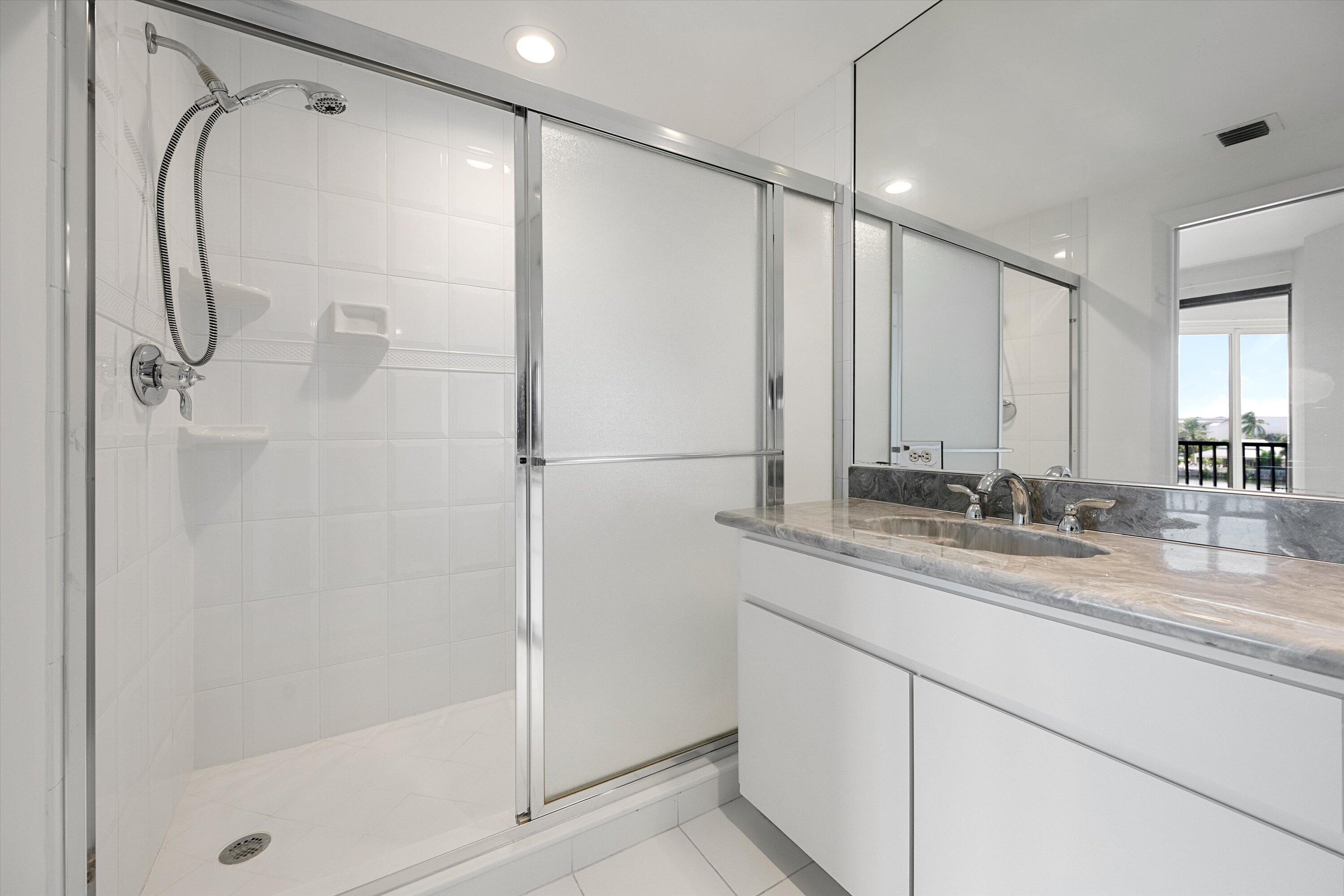 221 NE Plantation Road 303