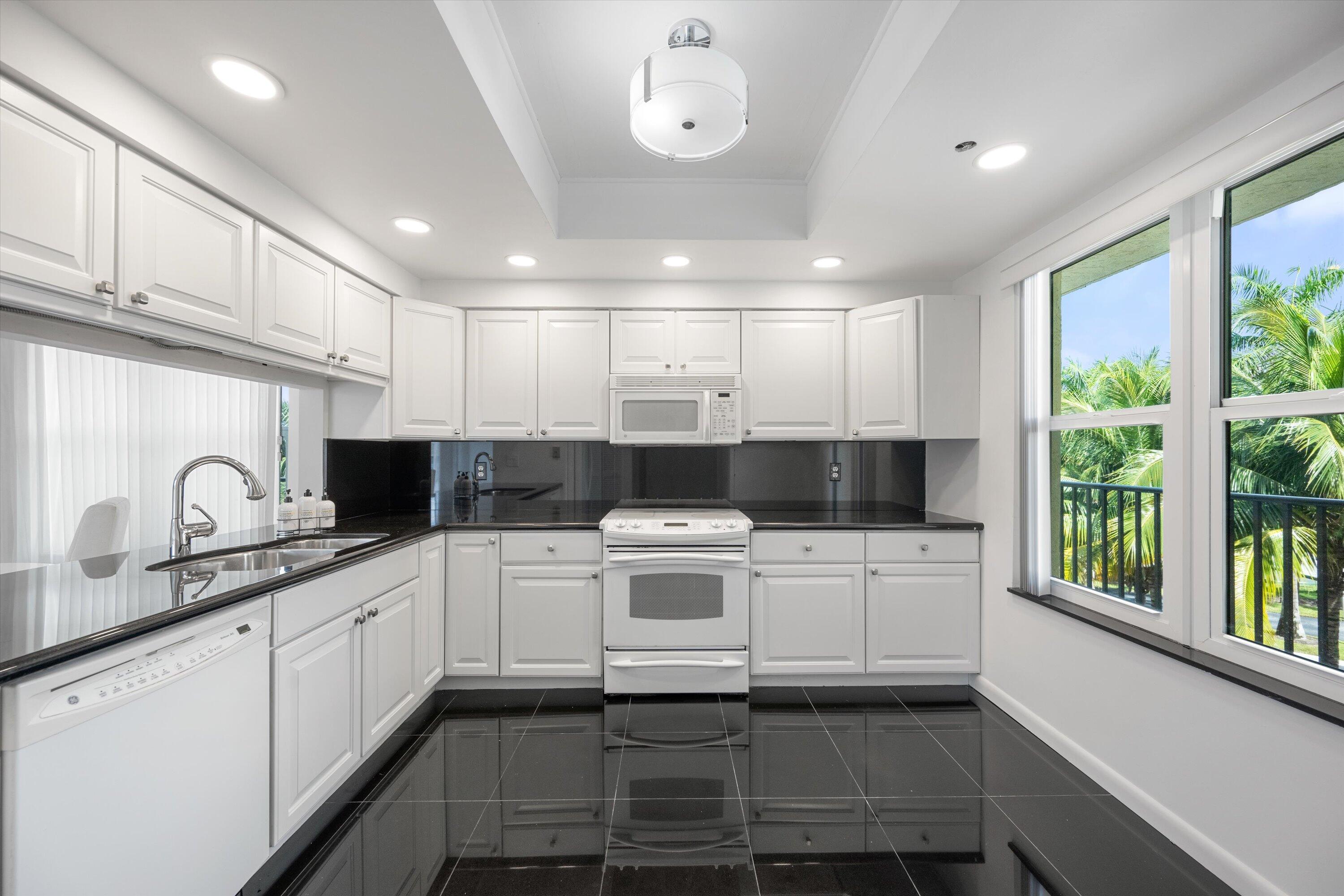 221 NE Plantation Road 303