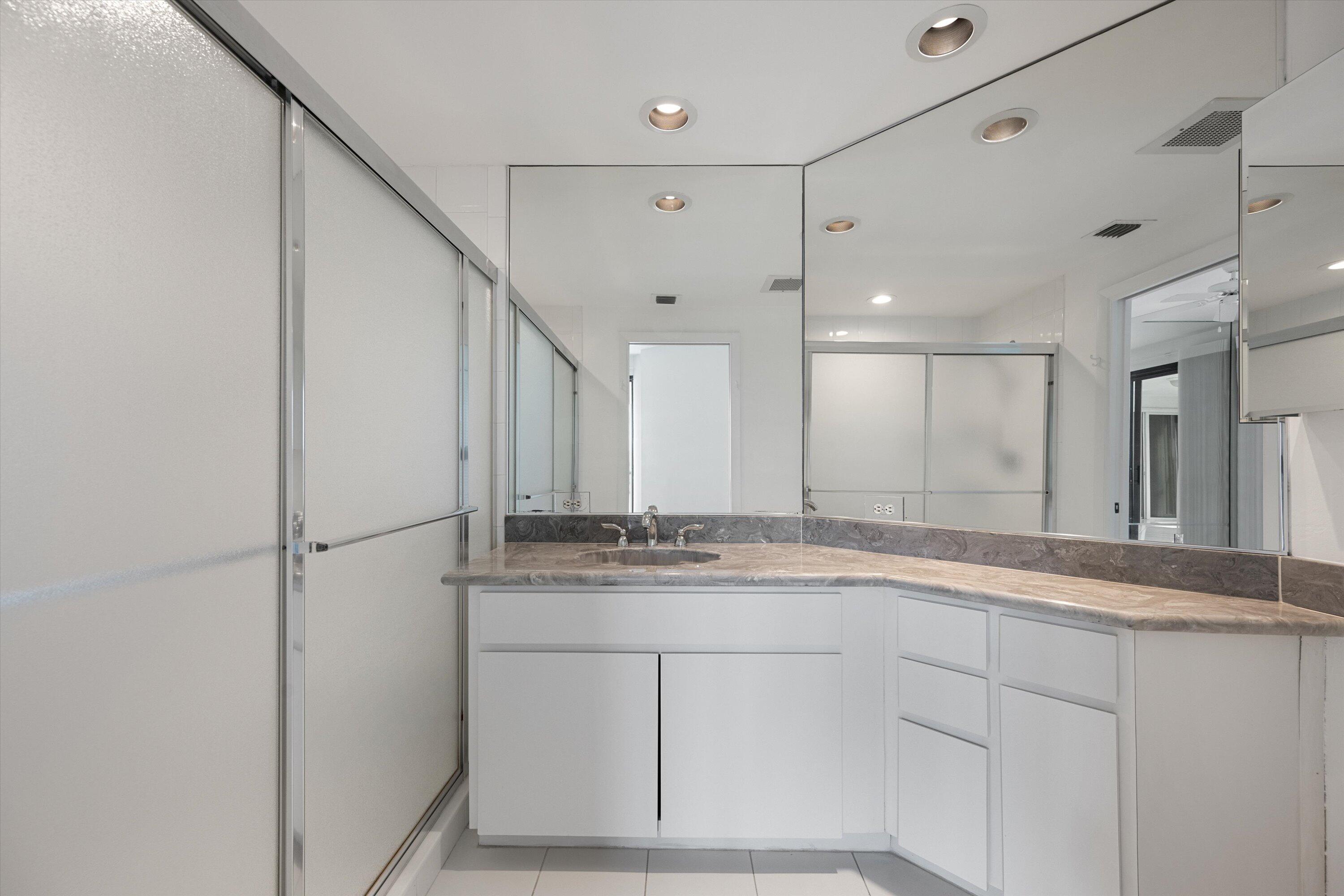 221 NE Plantation Road 303