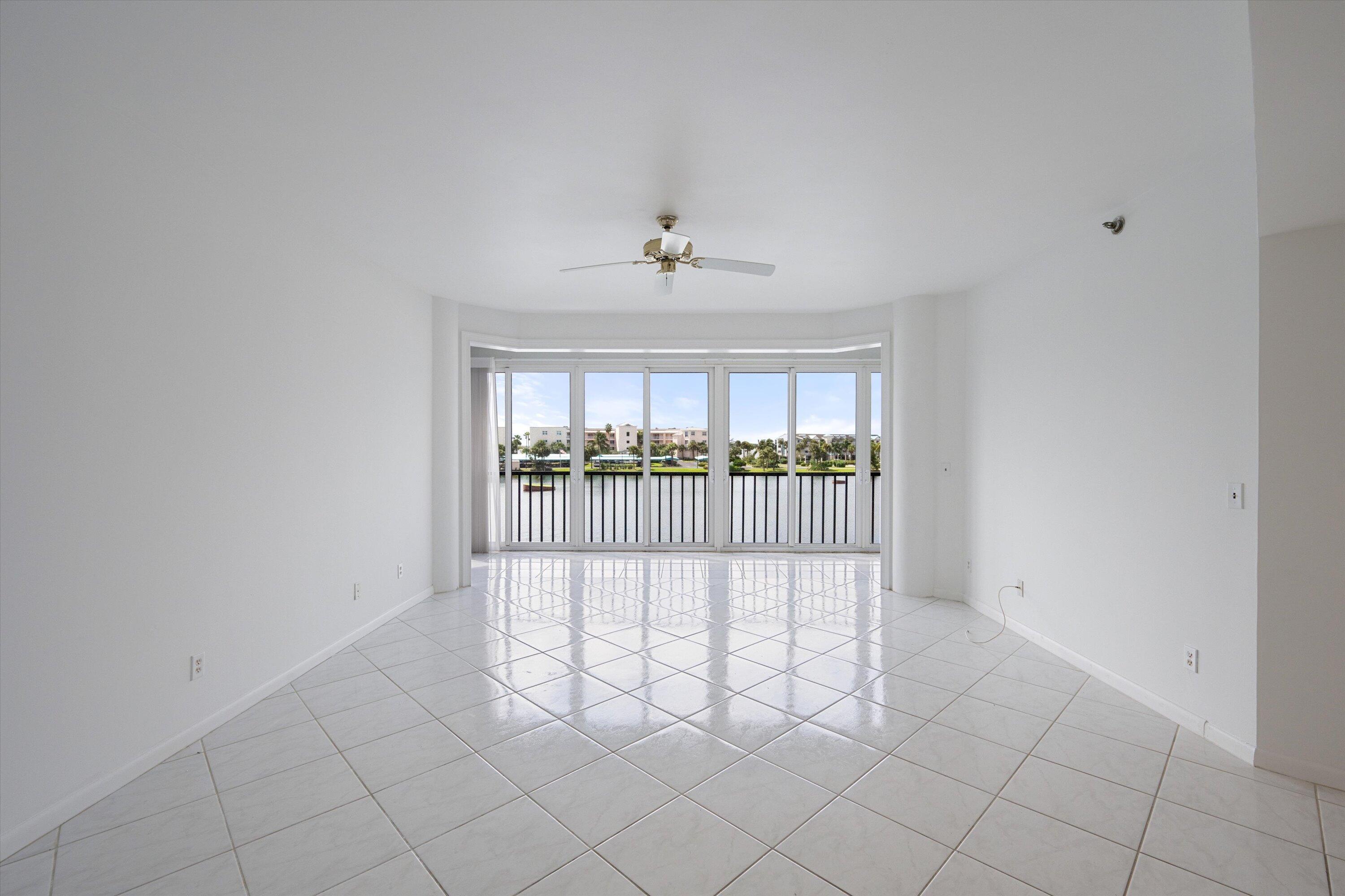 221 NE Plantation Road 303