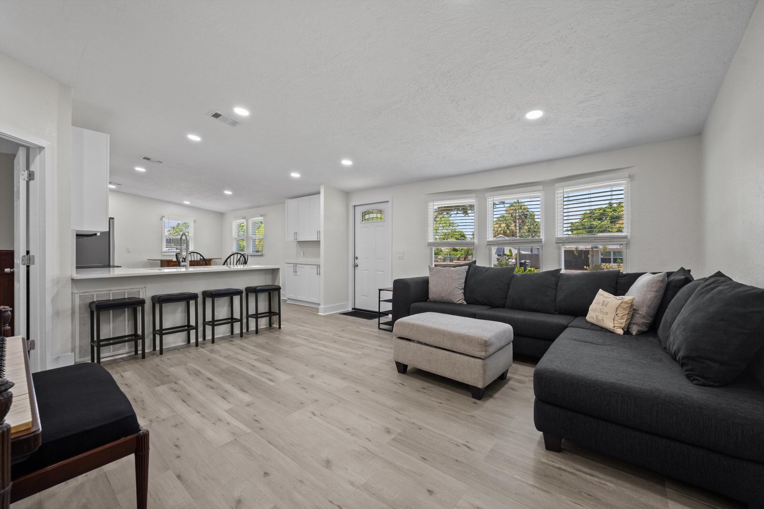 909 SE Hibiscus Avenue