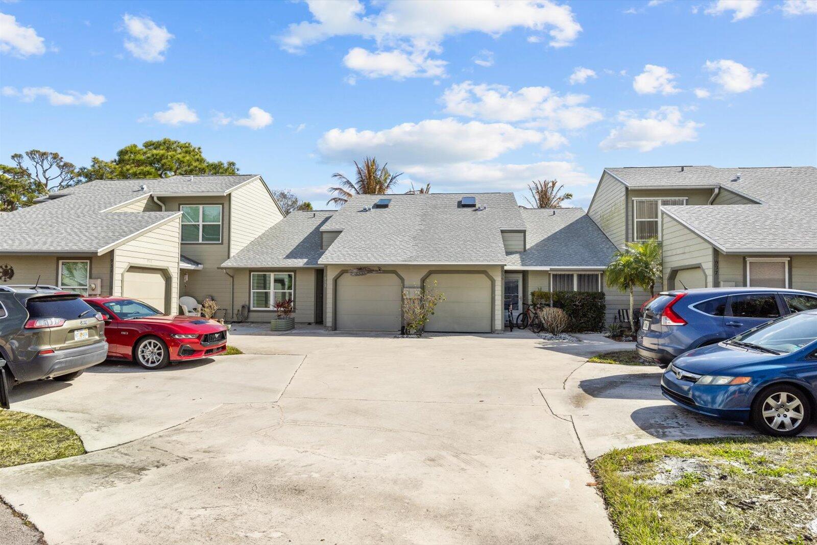 933 NE Sandalwood Place