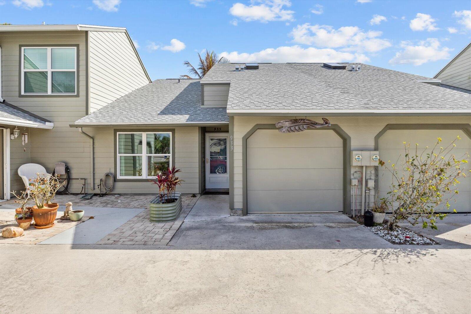 933 NE Sandalwood Place
