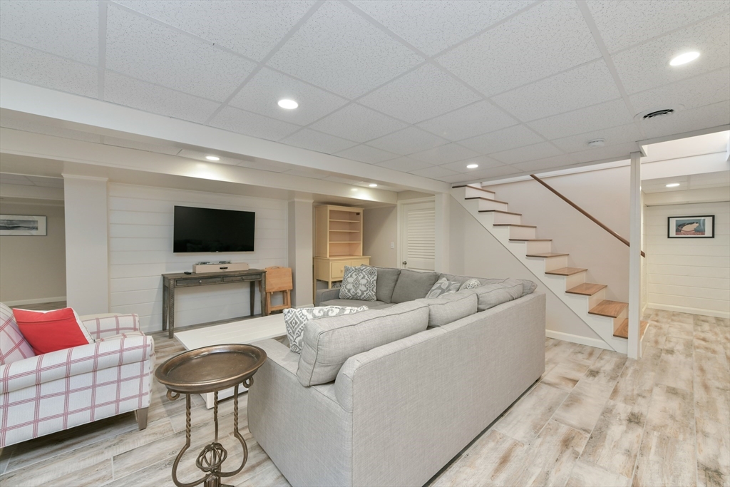 28 Youngs Farm Ln