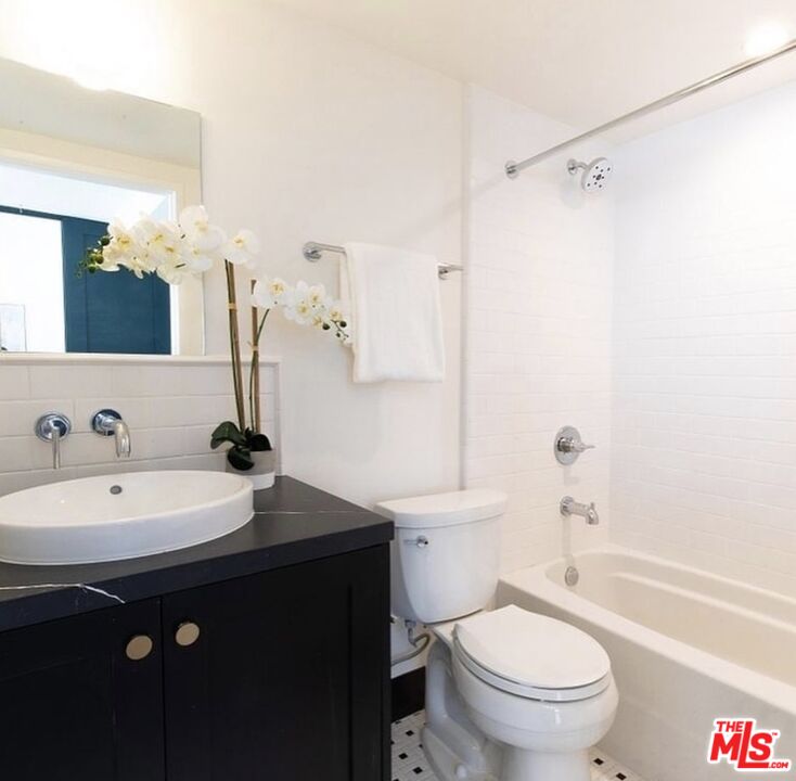 135 N Doheny Dr Unit: 202