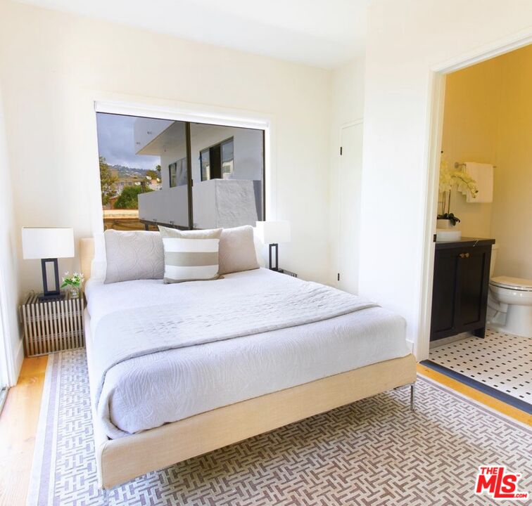 135 N Doheny Dr Unit: 202