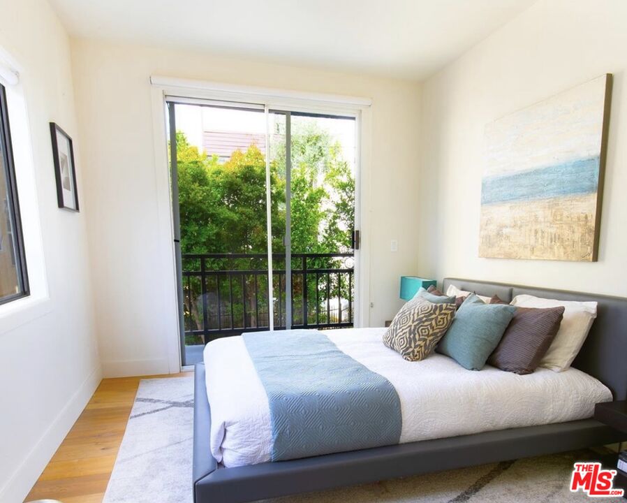 135 N Doheny Dr Unit: 202