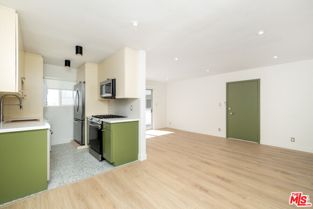 6615 Franklin Ave Unit: 105