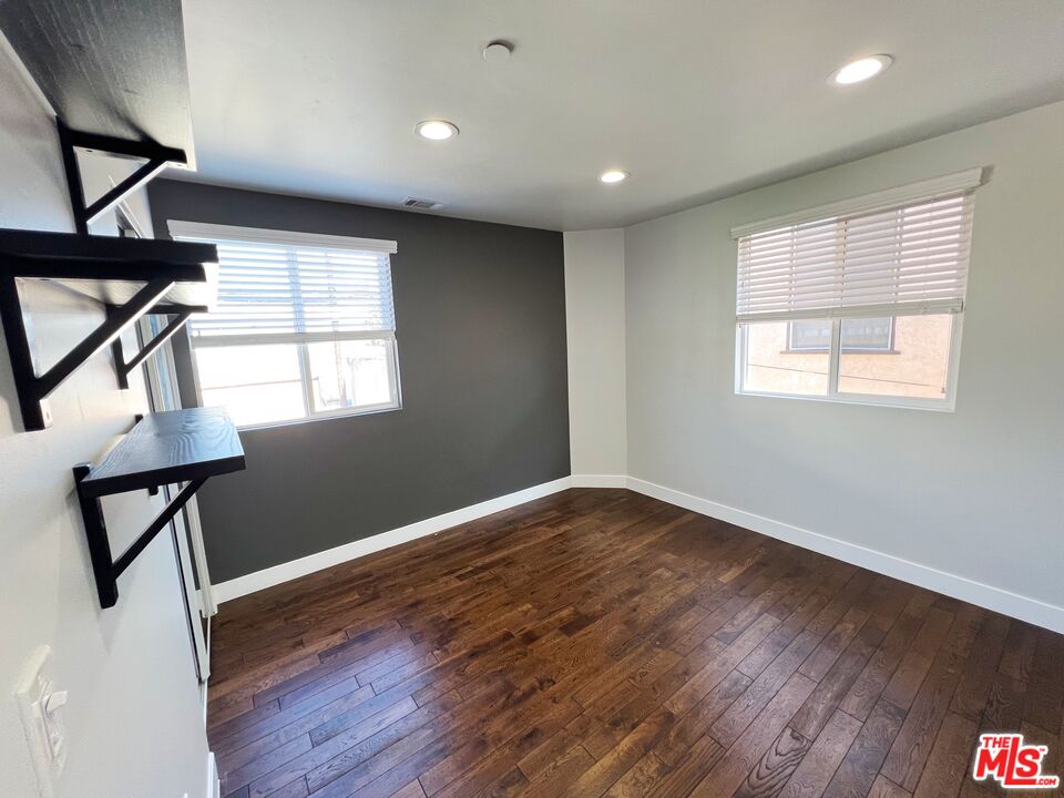 21141/2 S Ridgeley Dr