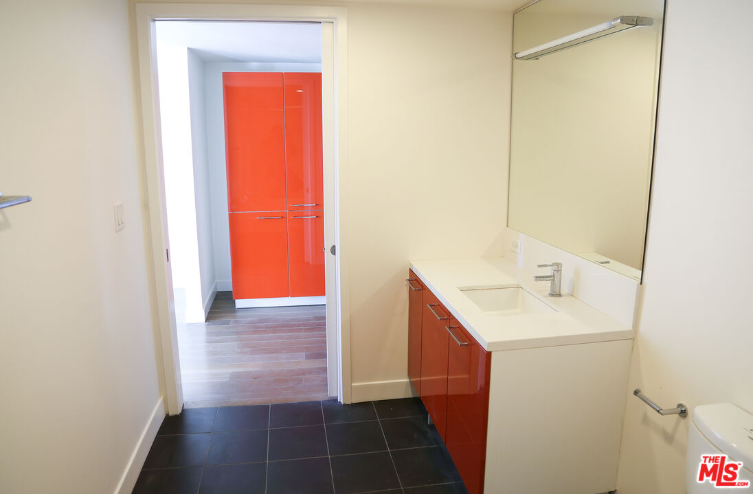 901 S Flower St Unit: 704
