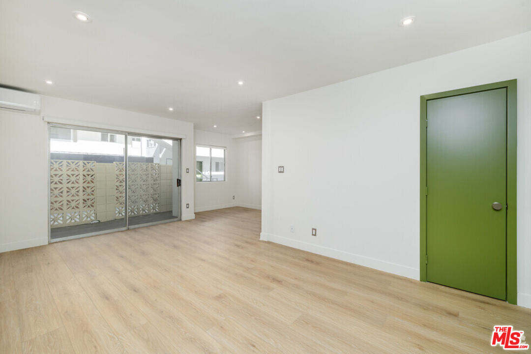 6615 Franklin Ave Unit: 203
