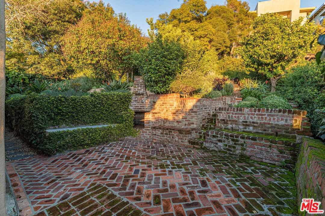 2446 Hidalgo Ave