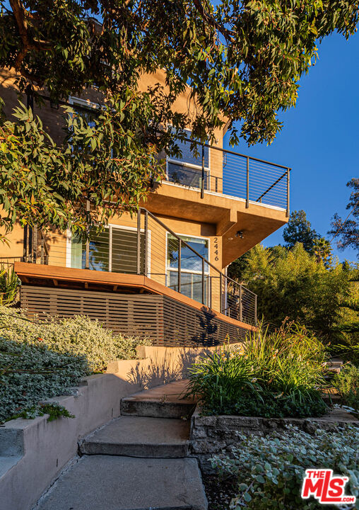 2446 Hidalgo Ave