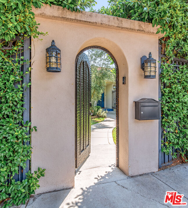 3588 Griffith Park Blvd