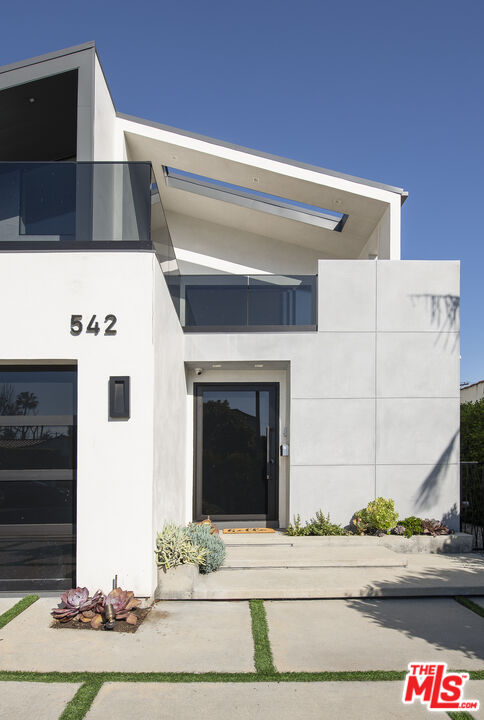 542 N Vista St