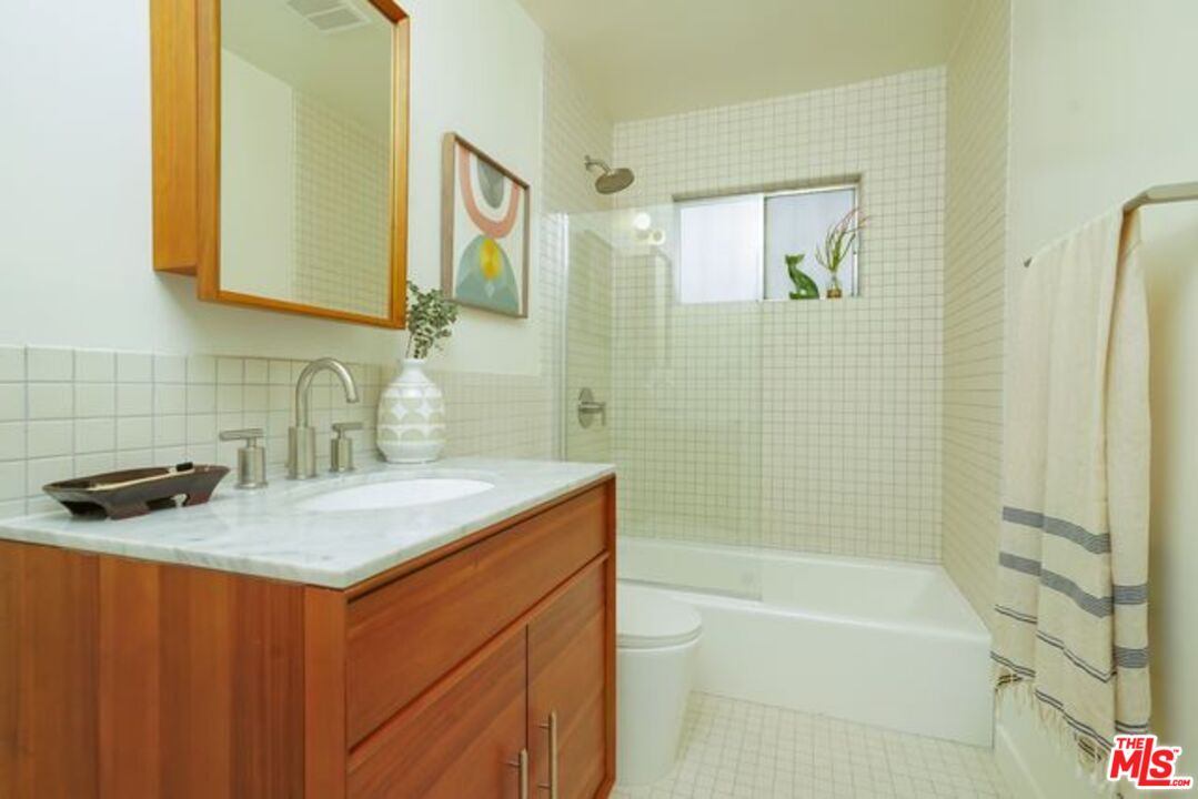 6615 Franklin Ave Unit: 221