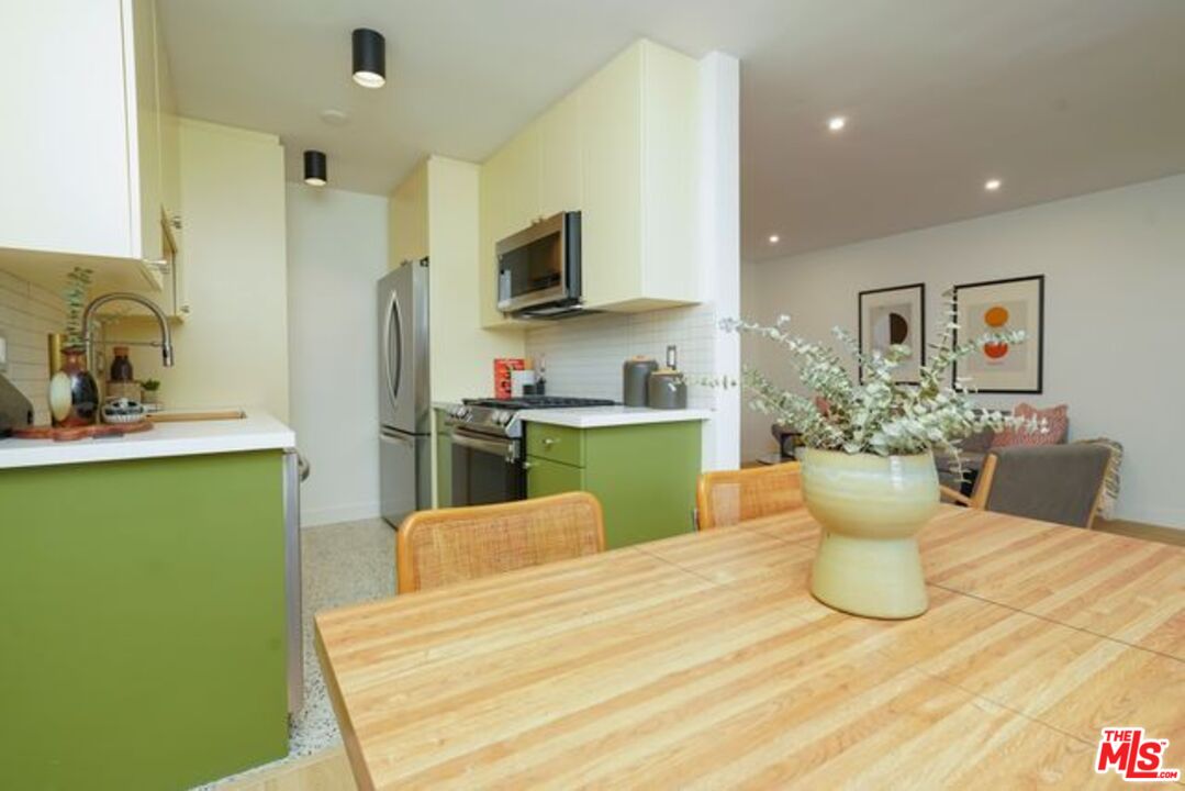 6615 Franklin Ave Unit: 221