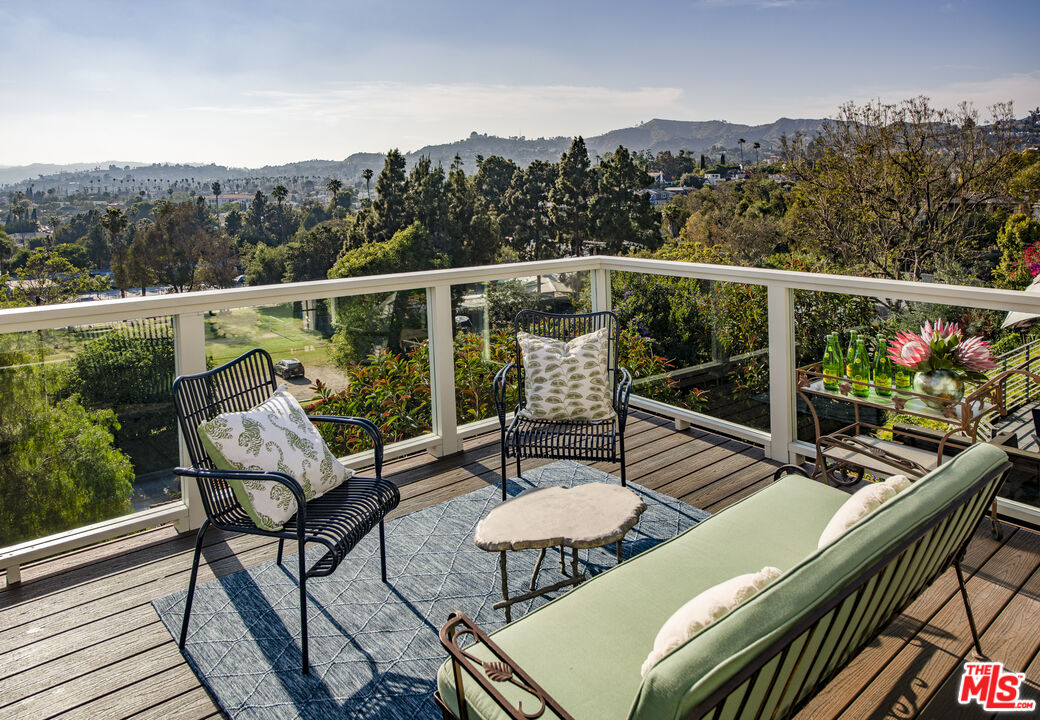 2007 Hollyvista Ave