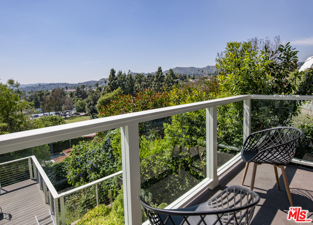 2007 Hollyvista Ave