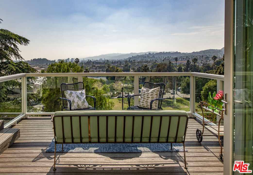 2007 Hollyvista Ave