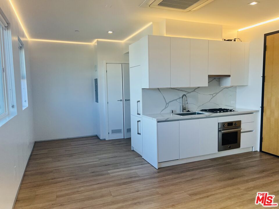 105 S Fairfax Ave Unit: 212