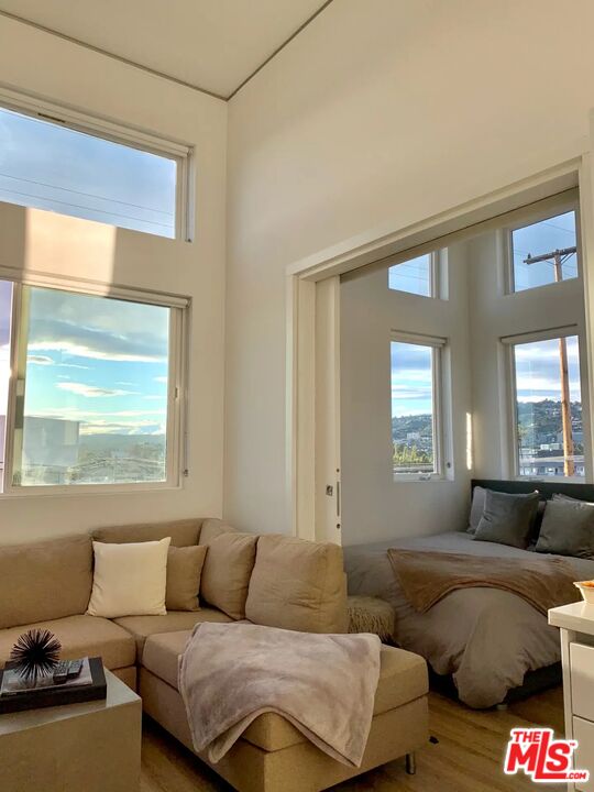 105 S Fairfax Ave Unit: 212