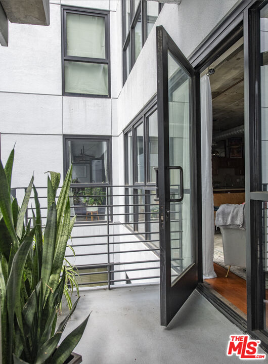 1100 S Grand Ave Unit: A209