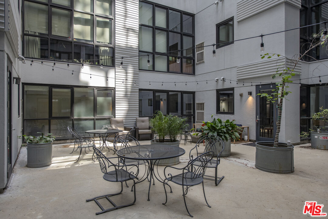 1100 S Grand Ave Unit: A209