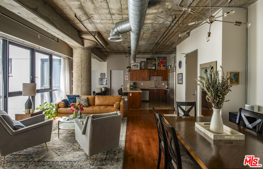 1100 S Grand Ave Unit: A209
