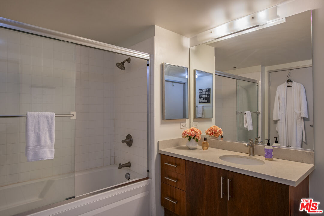 1100 S Grand Ave Unit: A209