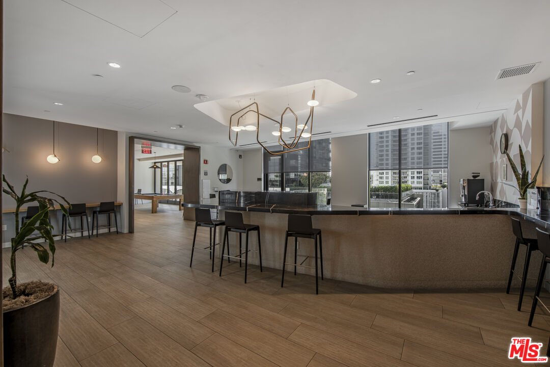 1100 S Grand Ave Unit: A209