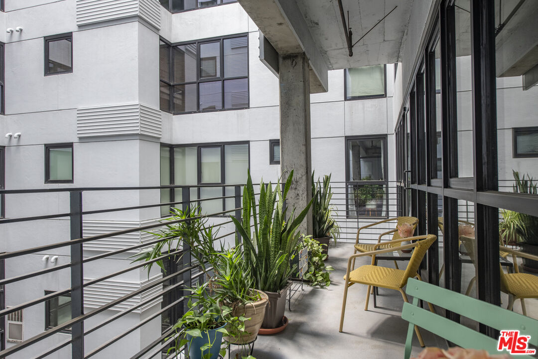 1100 S Grand Ave Unit: A209