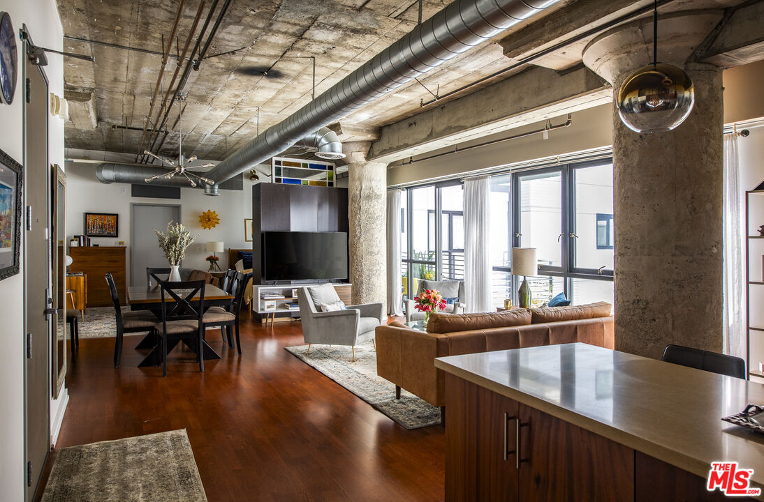 1100 S Grand Ave Unit: A209