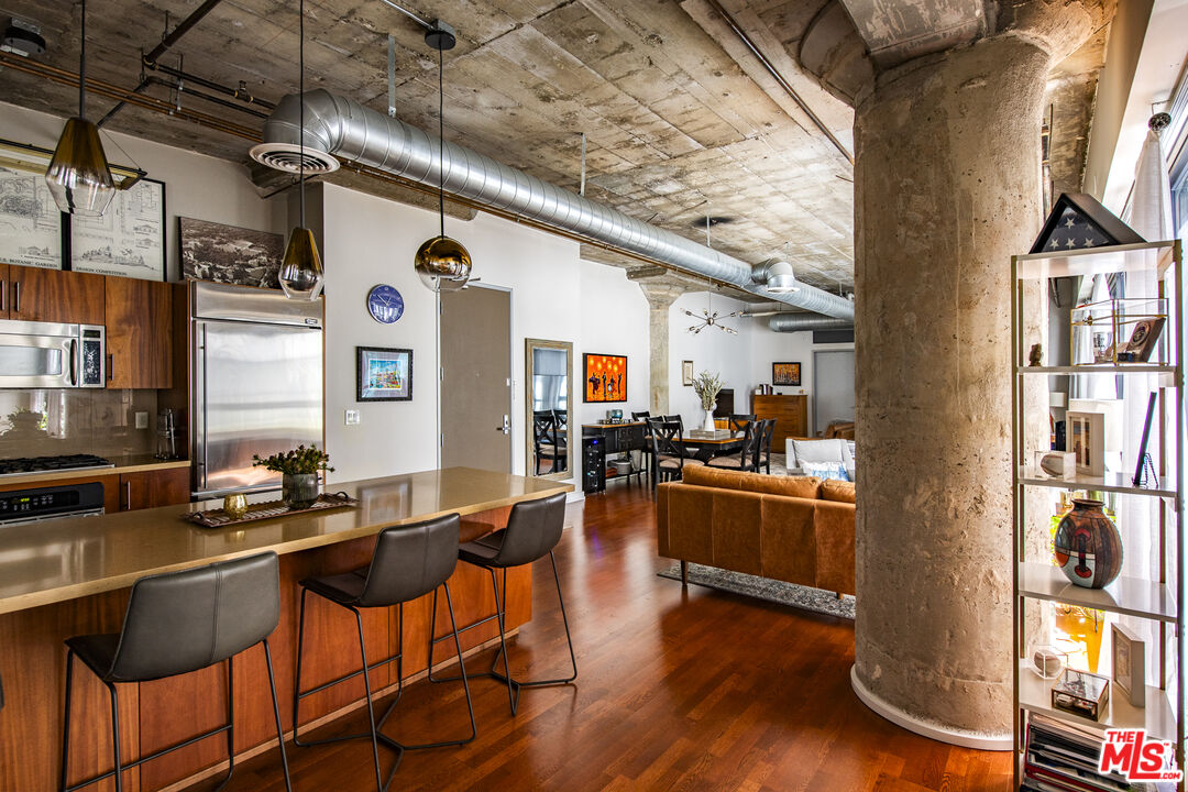 1100 S Grand Ave Unit: A209