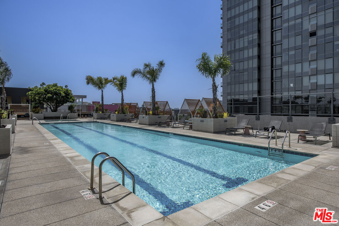 1100 S Grand Ave Unit: A209