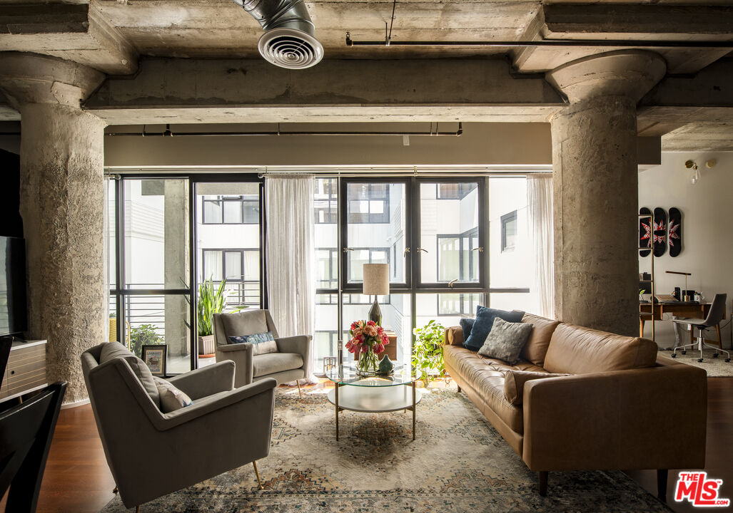 1100 S Grand Ave Unit: A209