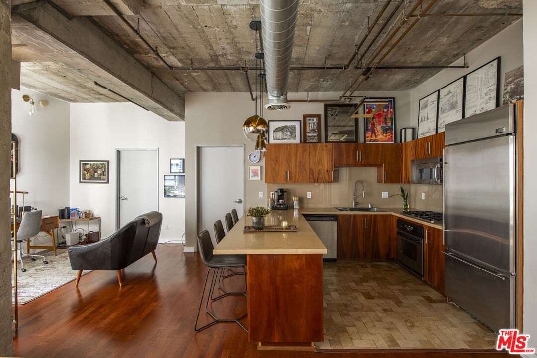 1100 S Grand Ave Unit: A209
