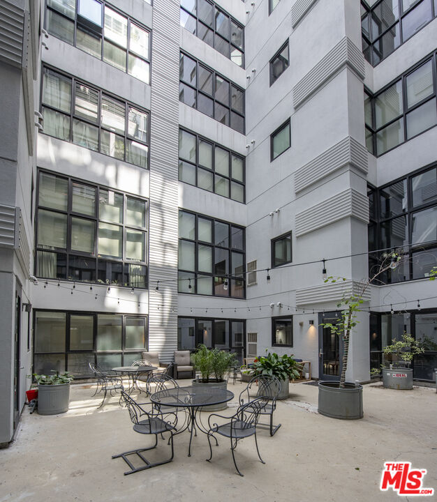 1100 S Grand Ave Unit: A209