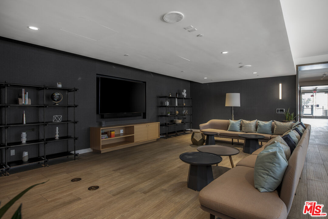 1100 S Grand Ave Unit: A209