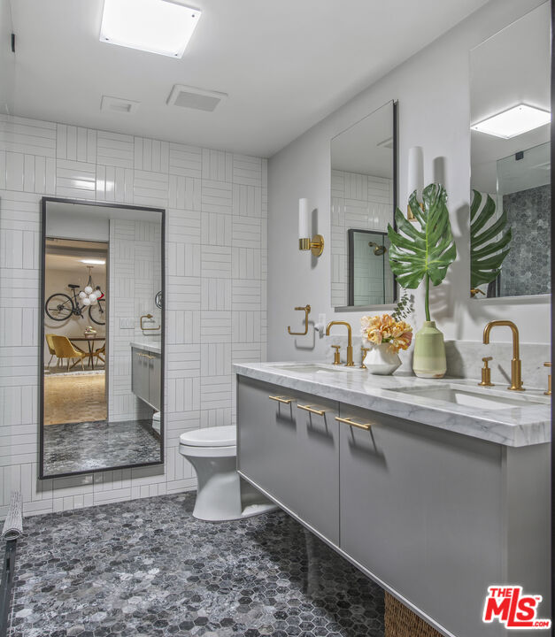 7949 Selma Ave Unit: 18