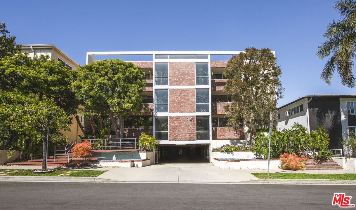 7949 Selma Ave Unit: 18