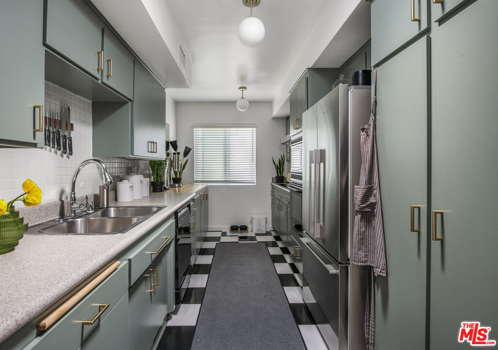 7949 Selma Ave Unit: 18